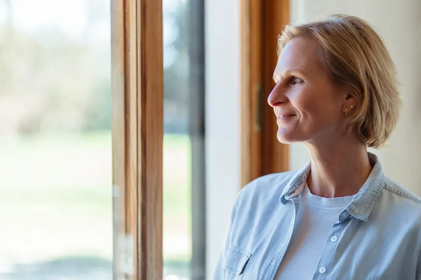 Nathalie Wegner blickt nachdenklich aus einem Fenster